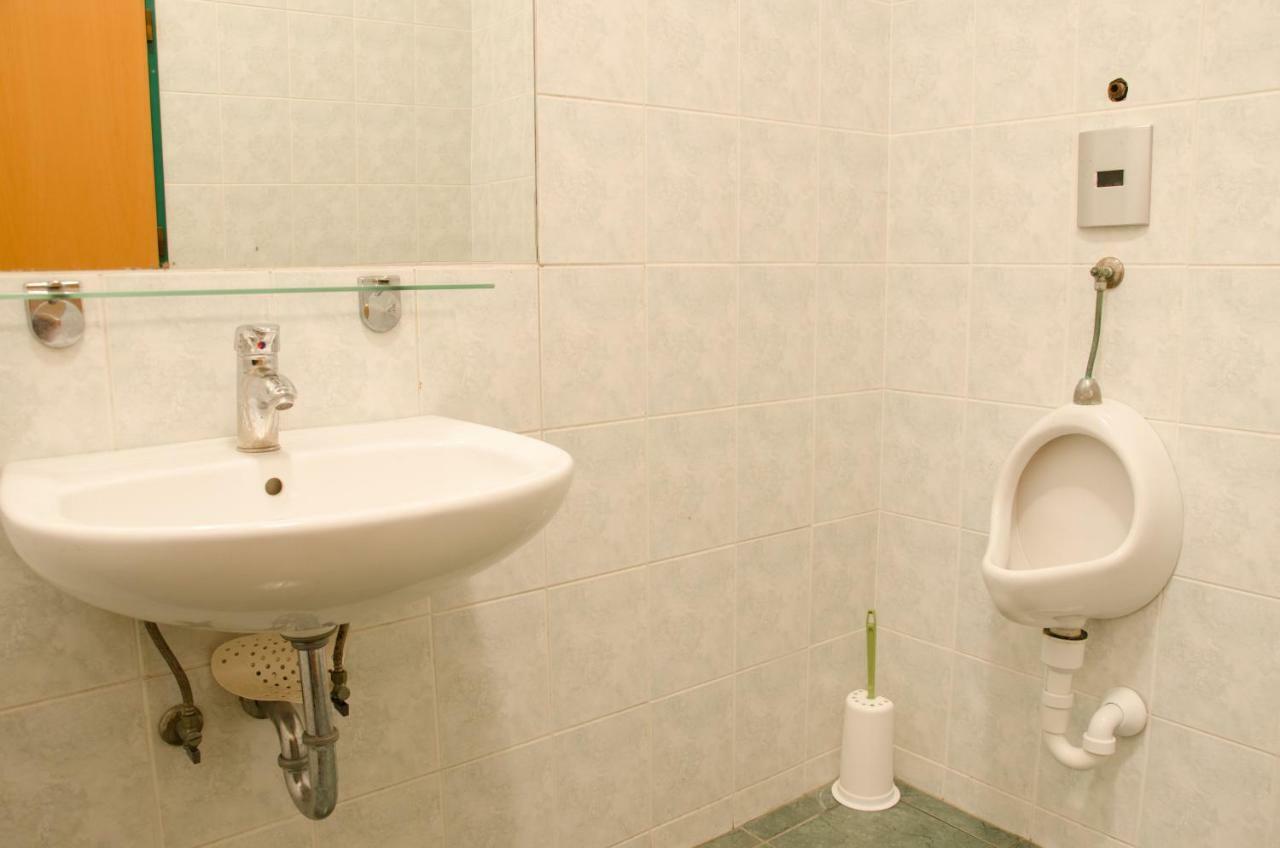 Hostel Rozna Dolina Любляна Экстерьер фото