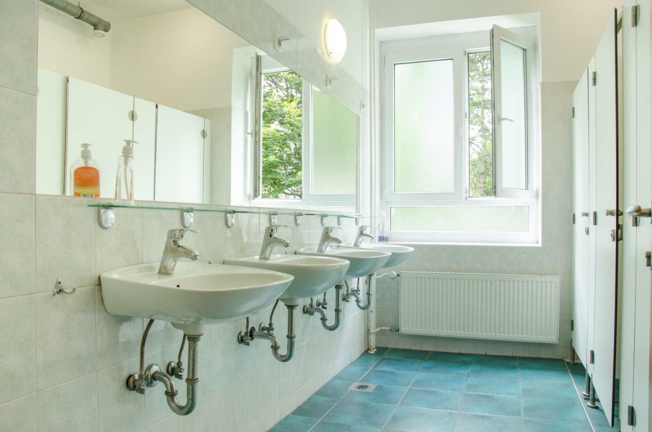 Hostel Rozna Dolina Любляна Экстерьер фото