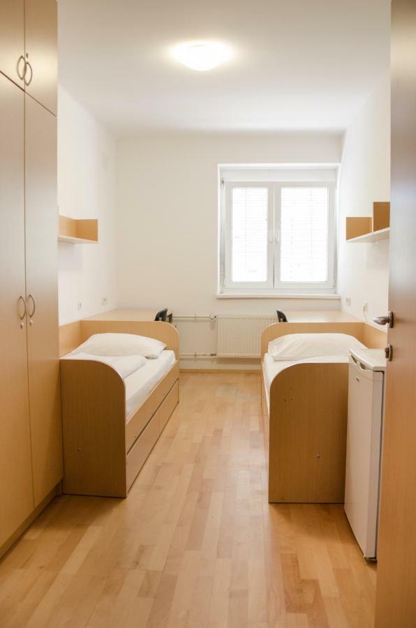 Hostel Rozna Dolina Любляна Экстерьер фото