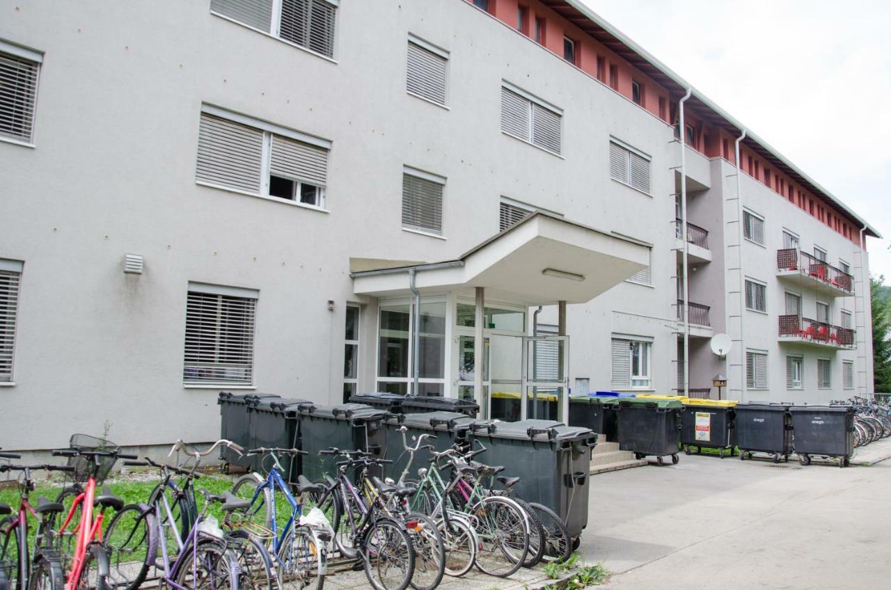 Hostel Rozna Dolina Любляна Экстерьер фото