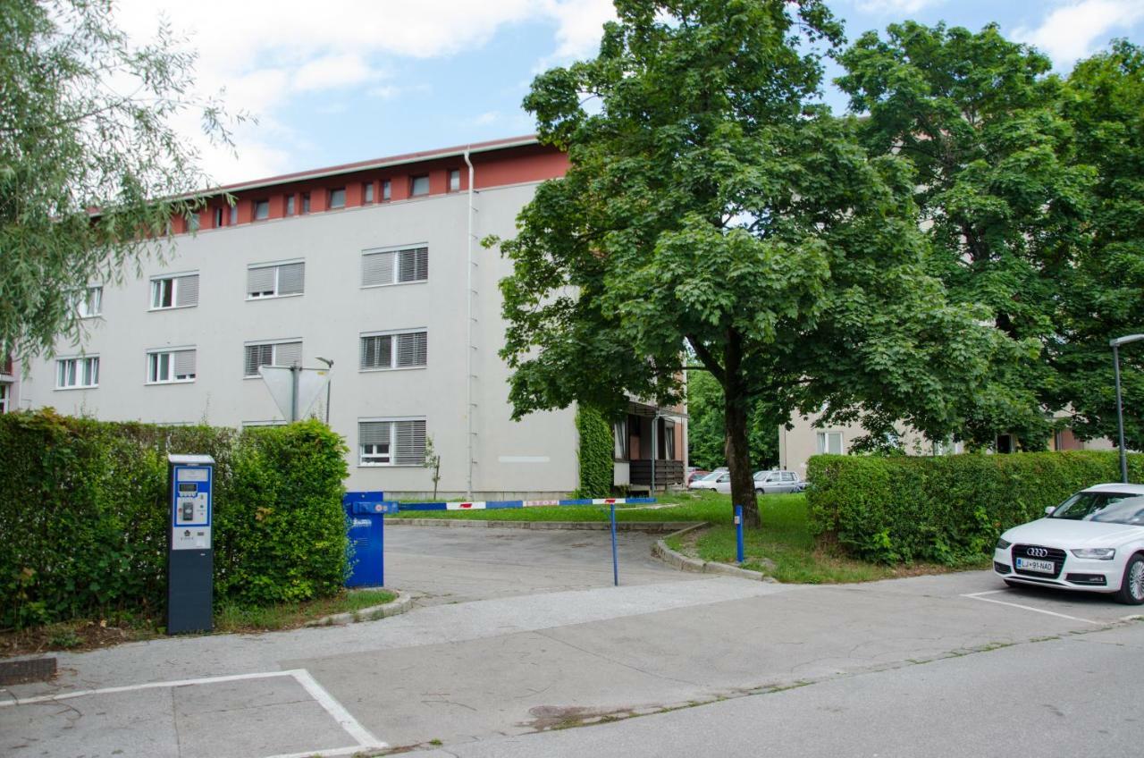 Hostel Rozna Dolina Любляна Экстерьер фото