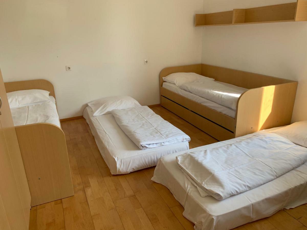 Hostel Rozna Dolina Любляна Номер фото
