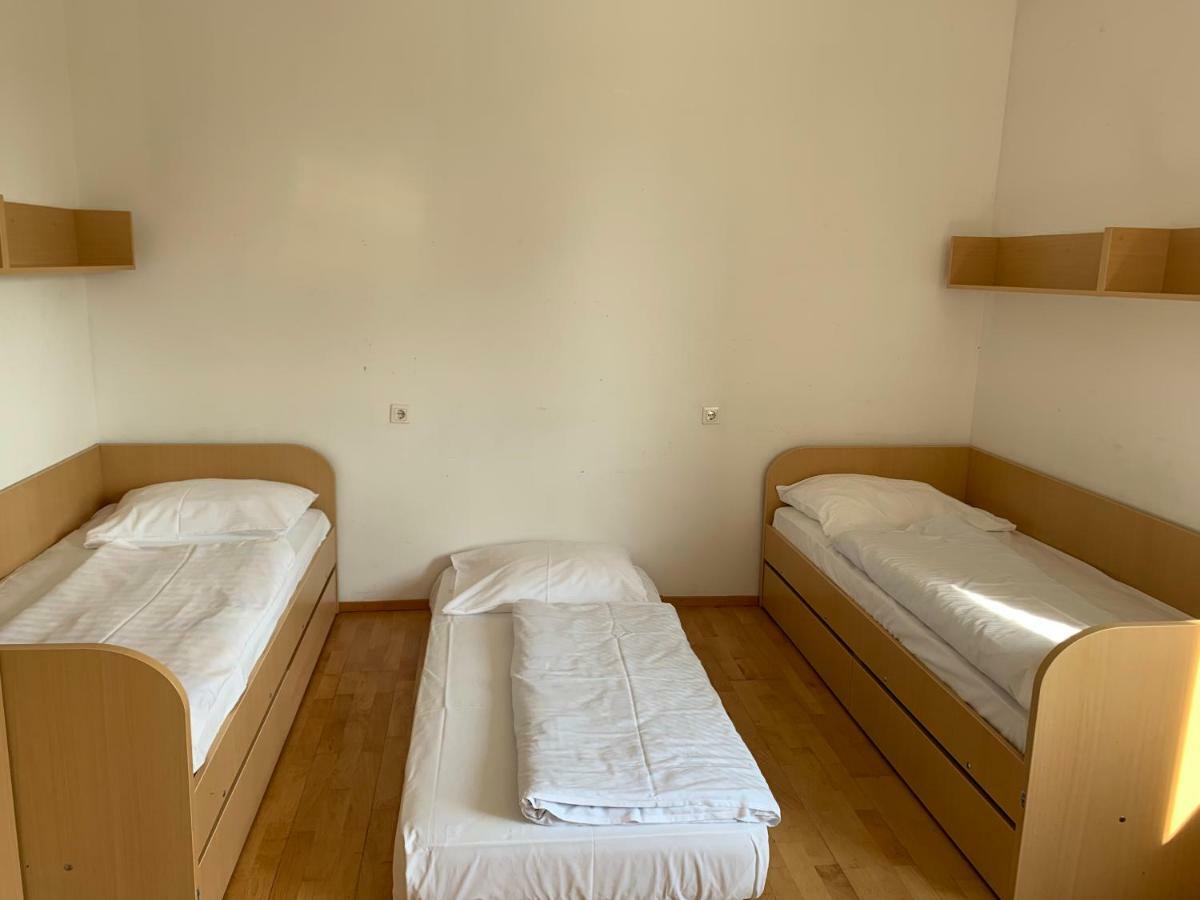 Hostel Rozna Dolina Любляна Номер фото